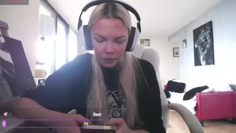 Snapshot of tinykylie chatting on May 2026 10:22:02 PM stage Kylie Sinner brand CLITBAIT online show from May 2026 10:22:02 PM