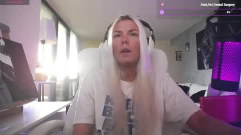 Snapshot of tinykylie chatting on June 2026 10:23:01 PM stage Kylie Sinner brand CLITBAIT online show from June 2026 10:23:01 PM