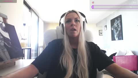 Snapshot of tinykylie chatting on June 2026 02:56:02 PM stage Kylie Sinner brand CLITBAIT online show from June 2026 02:56:02 PM