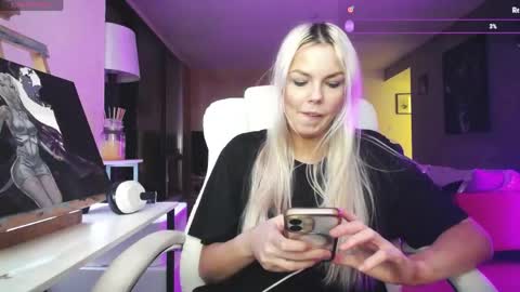 Snapshot of tinykylie chatting on June 2026 03:02:02 AM stage Kylie Sinner brand CLITBAIT online show from June 2026 03:02:02 AM