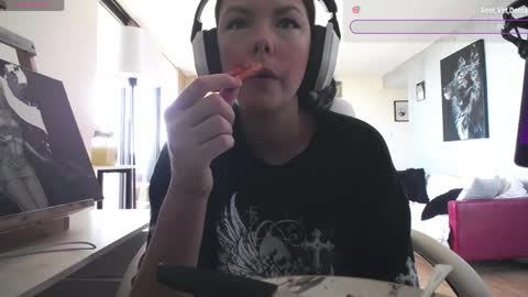 Snapshot of tinykylie chatting on June 2026 06:19:01 PM stage Kylie Sinner brand CLITBAIT online show from June 2026 06:19:01 PM