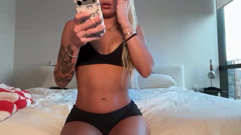 tinytayy online show from April 2026 01:19:01 AM