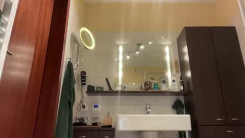 Tom online show from December 2025 06:10:02 AM