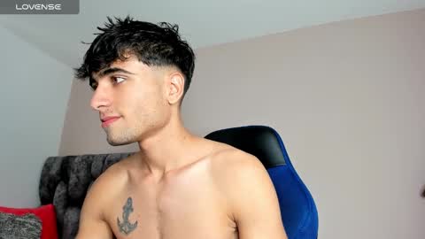 Snapshot of tom_walton chatting on January 2025 09:18:02 PM tom online show from January 2025 09:18:02 PM