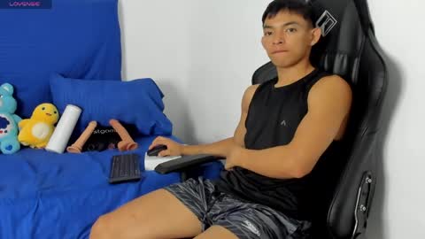 Snapshot of tonny_twink_ chatting on May 2026 01:35:02 AM Tonny online show from May 2026 01:35:02 AM
