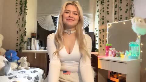 Lina online show from November 2025 04:30:01 PM