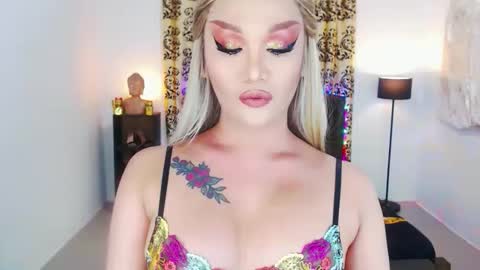 Snapshot of transplayfullolivia chatting on September 2025 07:09:02 AM KYLIE BELLA TS online show from September 2025 07:09:02 AM