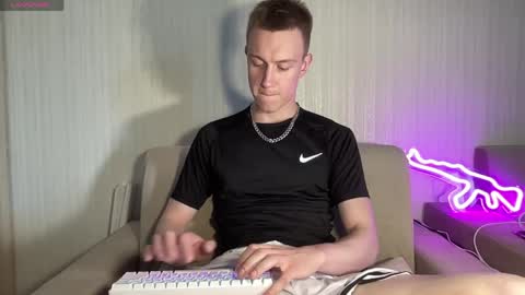 Snapshot of travis_gracile chatting on June 2026 09:11:01 AM Travis online show from June 2026 09:11:01 AM