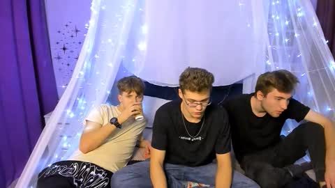 Travis online show from October 2025 07:03:01 PM