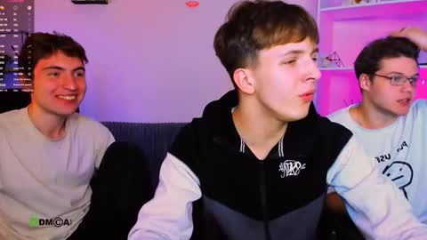 Travis online show from November 2025 08:19:02 PM