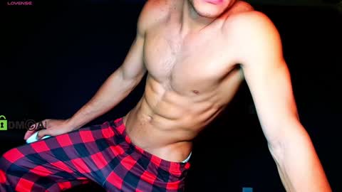 Snapshot of travisdiamonds chatting on January 2025 01:29:01 AM TRAVIS. online show from January 2025 01:29:01 AM