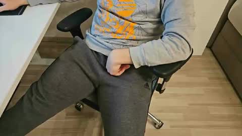 tree1989 online show from January 2025 08:50:01 PM