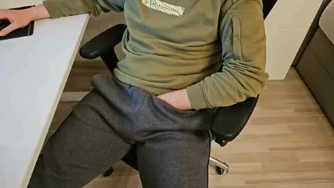 tree1989 online show from February 2025 06:24:01 PM