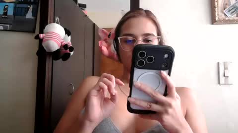 triana_bell online show from June 2026 07:05:01 PM