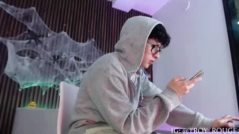 Troy online show from October 2025 06:52:01 PM