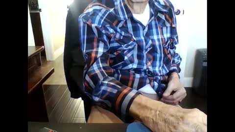 Snapshot of trucker11 chatting on December 2024 08:39:01 PM chuck trucker- skp online show from December 2024 08:39:01 PM