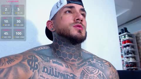 Snapshot of twonaugthy77 chatting on November 2025 02:39:02 AM Angel online show from November 2025 02:39:02 AM