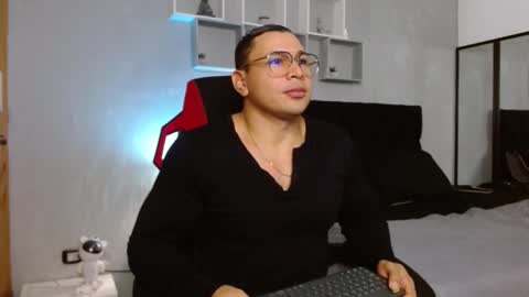 tyler_hank1 online show from December 2025 02:28:01 AM