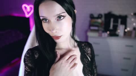 Izzy    online show from December 2024 04:47:01 PM