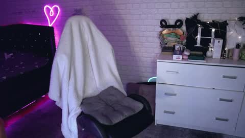 Izzy    online show from December 2024 07:31:02 PM