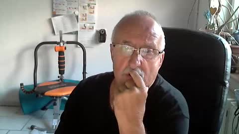 Snapshot of ulli44 chatting on May 2026 06:02:01 PM Ulrich online show from May 2026 06:02:01 PM