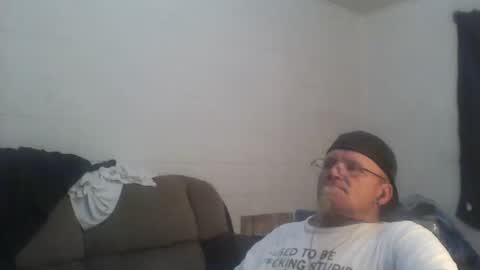 Snapshot of unclemuff chatting on December 2025 03:04:02 AM unclemuff online show from December 2025 03:04:02 AM