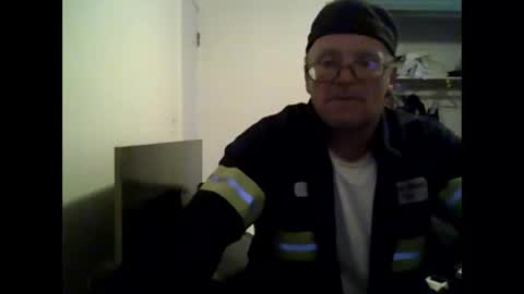 Snapshot of unclemuff chatting on May 2026 12:19:02 AM unclemuff online show from May 2026 12:19:02 AM