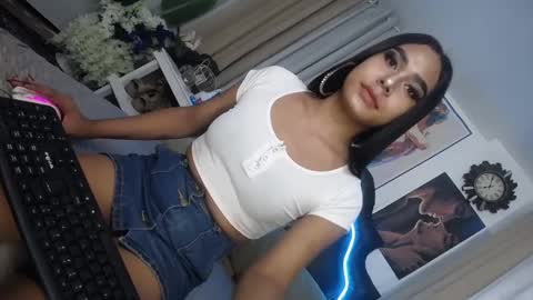 Snapshot of urasians_cummer chatting on February 2025 12:55:01 PM Pau online show from February 2025 12:55:01 PM