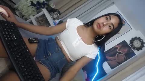 Snapshot of urasians_cummer chatting on February 2025 11:20:01 PM Pau online show from February 2025 11:20:01 PM