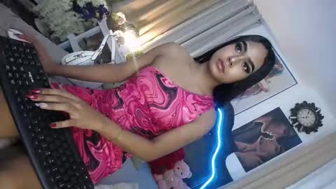 Snapshot of urasians_cummer chatting on February 2025 06:45:01 AM Pau online show from February 2025 06:45:01 AM