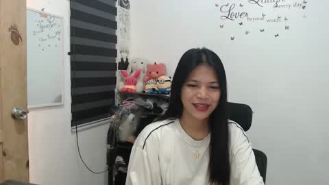 Snapshot of urpreciouspinayxxx chatting on January 2025 01:28:01 AM hi im kim online show from January 2025 01:28:01 AM
