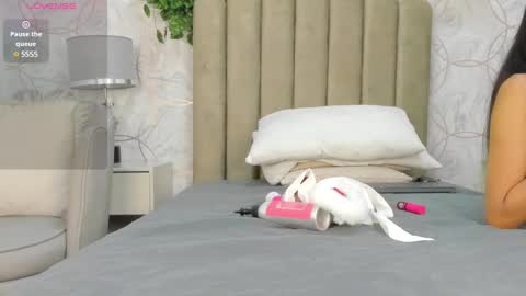 Vaiolet  online show from December 2024 10:25:02 PM