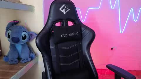 Snapshot of val_mendoza chatting on February 2026 06:06:01 AM Val online show from February 2026 06:06:01 AM