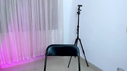 Snapshot of vale_kross chatting on April 2026 06:12:02 PM HI IM NEW online show from April 2026 06:12:02 PM