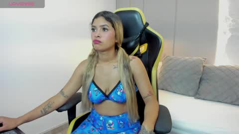 Snapshot of valen_martinez_ chatting on April 2026 12:27:02 PM V A L E N online show from April 2026 12:27:02 PM