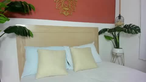 Snapshot of valen_martinez_ chatting on May 2026 12:23:02 PM V A L E N online show from May 2026 12:23:02 PM