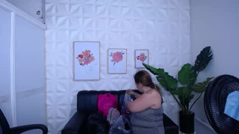 Valentina  online show from November 2025 10:44:02 PM