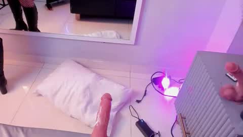 Mia  online show from October 2025 10:22:02 PM