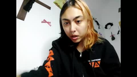 Snapshot of valentineyittk chatting on December 2025 03:23:01 AM ValentineKitty online show from December 2025 03:23:01 AM