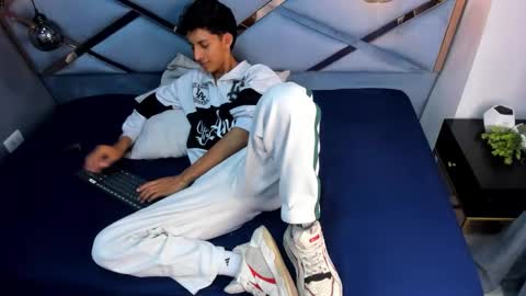 Snapshot of valentino_lux chatting on November 2025 03:20:02 AM valentino lux online show from November 2025 03:20:02 AM