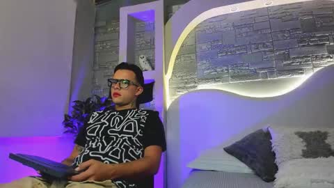 Snapshot of valentino_moretti chatting on December 2025 01:05:02 PM valentino_moretti online show from December 2025 01:05:02 PM