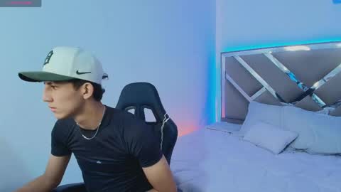 Snapshot of valentino_rey chatting on April 2026 12:01:01 PM valentino_rey online show from April 2026 12:01:01 PM