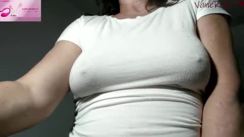 Snapshot of vanessared2 chatting on May 2026 12:40:02 AM Vanesared2 online show from May 2026 12:40:02 AM