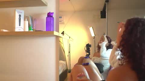 vanilla_hot_ online show from November 2025 01:17:02 PM