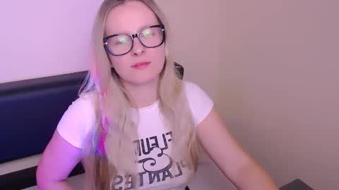 Mia online show from October 2025 06:44:01 AM