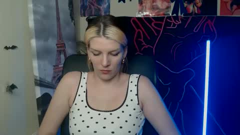 Snapshot of vanrey_ chatting on May 2026 04:14:02 PM Vanessa online show from May 2026 04:14:02 PM