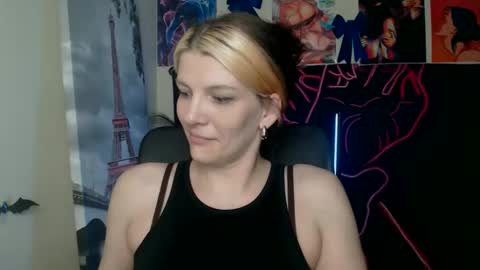 Snapshot of vanrey_ chatting on May 2026 05:37:01 AM Vanessa online show from May 2026 05:37:01 AM