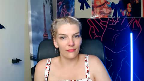 Snapshot of vanrey_ chatting on May 2026 03:28:01 PM Vanessa online show from May 2026 03:28:01 PM