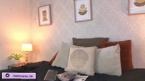 Vee Simons online show from April 2026 07:47:02 PM