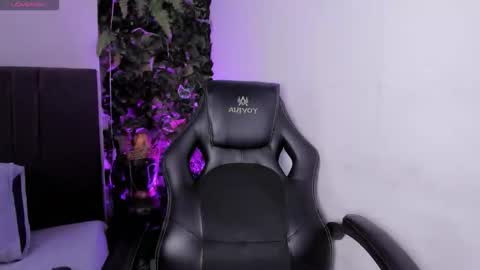 Isabella online show from November 2025 08:29:01 PM